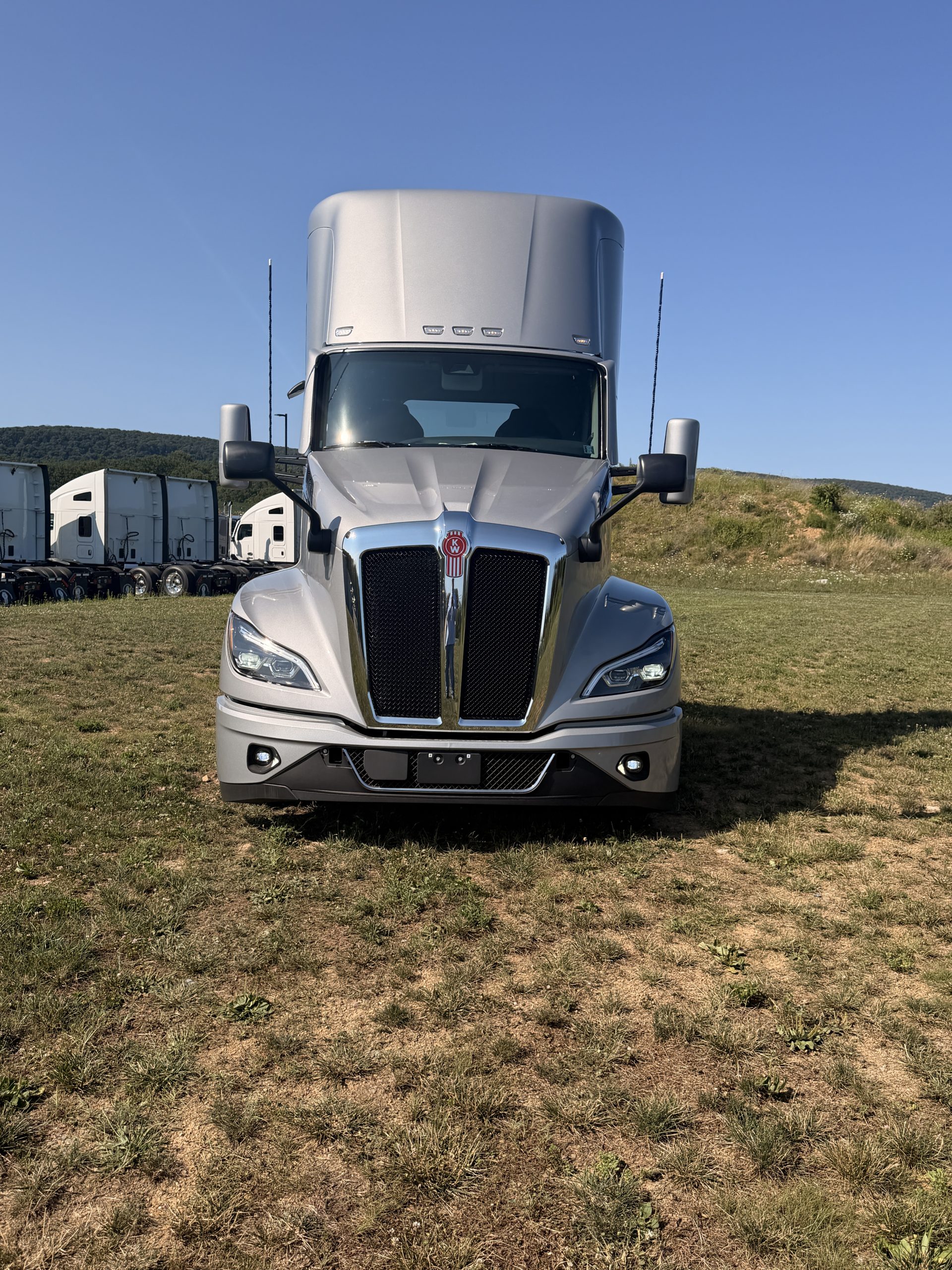 2027 KENWORTH T680 2027 KENWORTH T680 - image 4 of 6