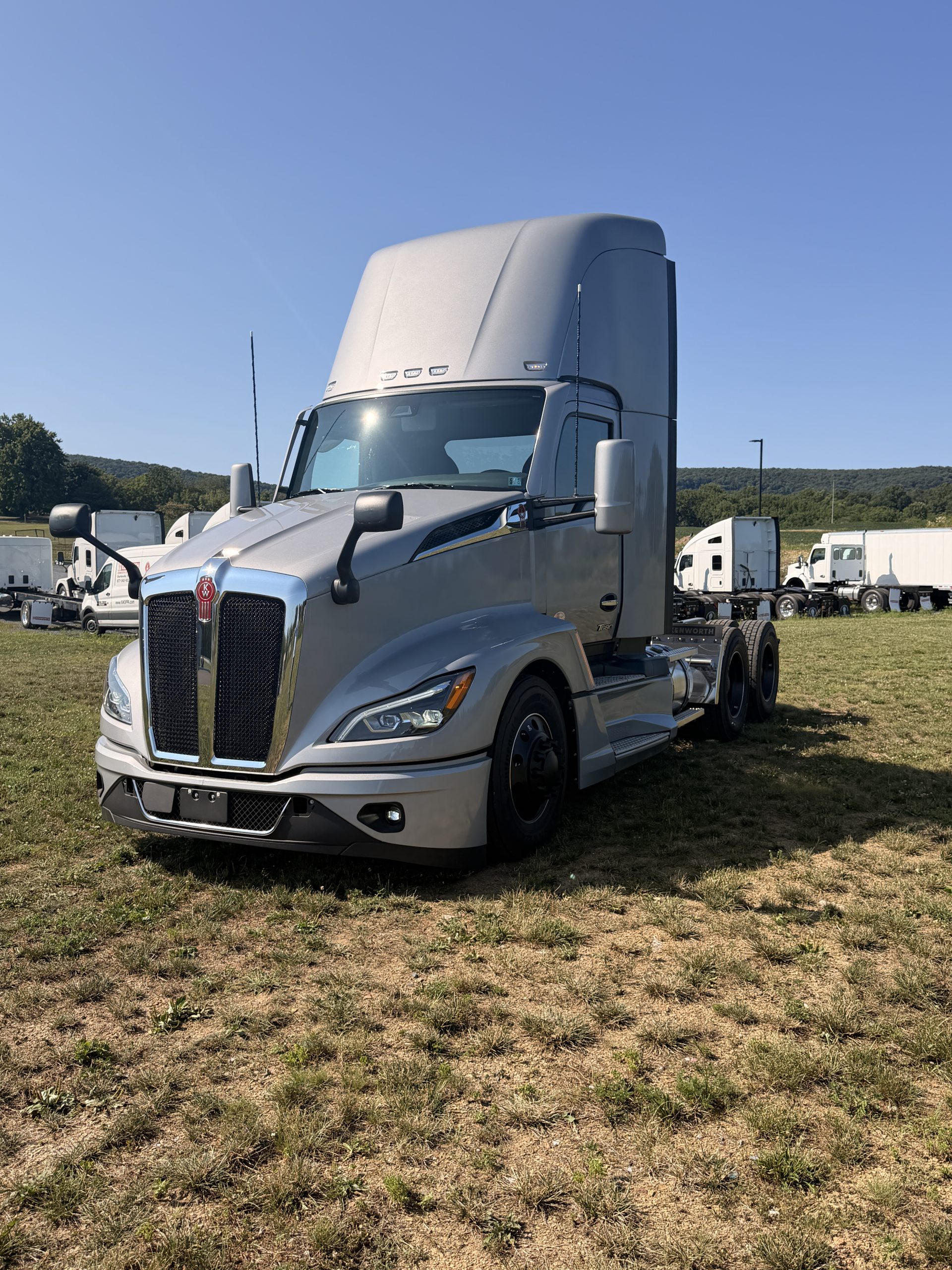 2027 KENWORTH T680 2027 KENWORTH T680 - image 5 of 6
