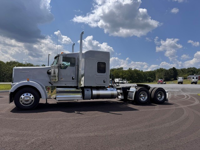 2027 KENWORTH W900 2027 KENWORTH W900 - image 4 of 6