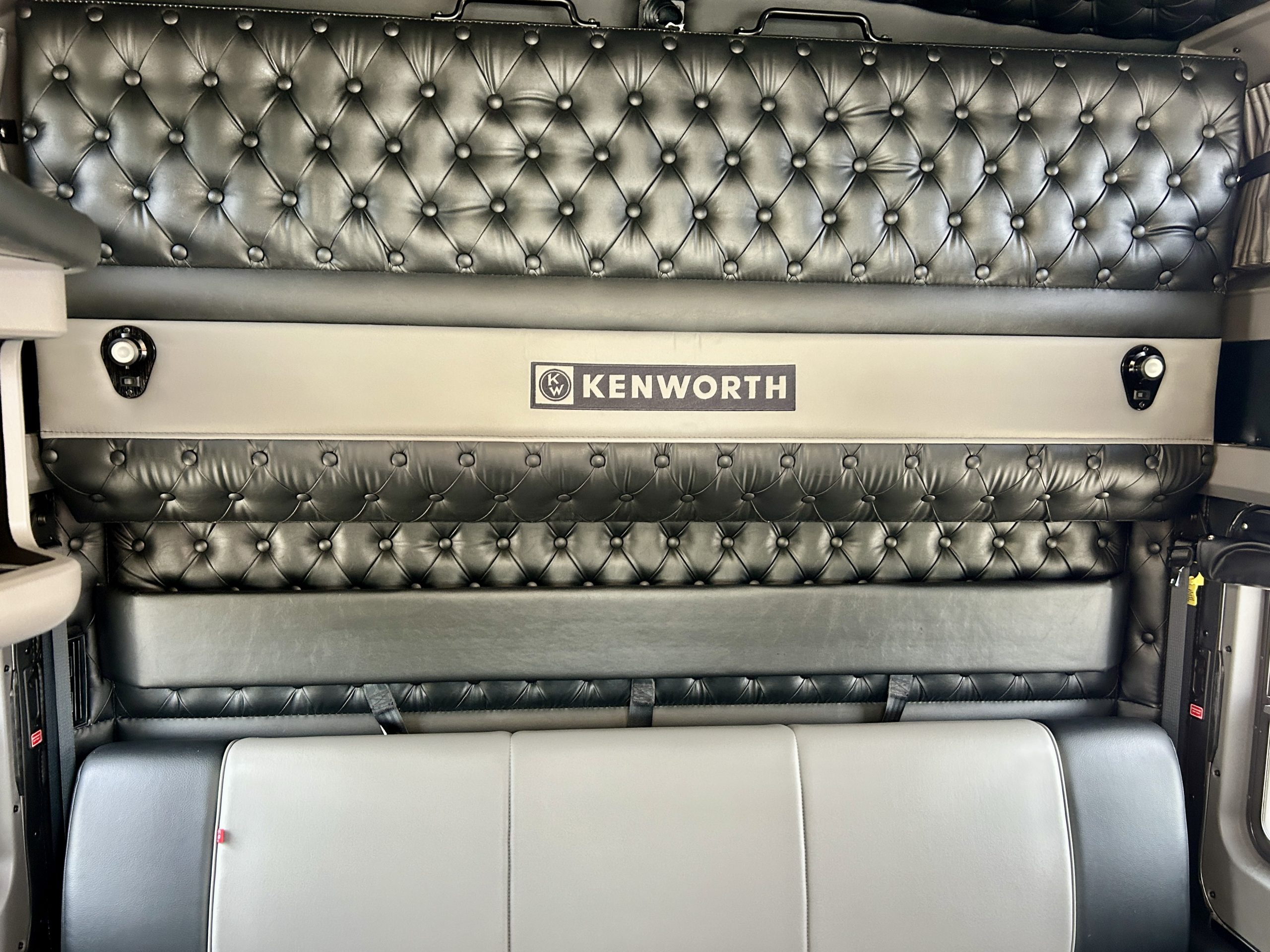 2026 KENWORTH W900L KN230725-26 2026 KENWORTH W900L KN230725-26