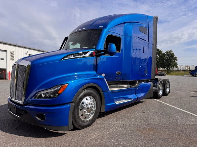 2027 KENWORTH T680 - image 1 of 6