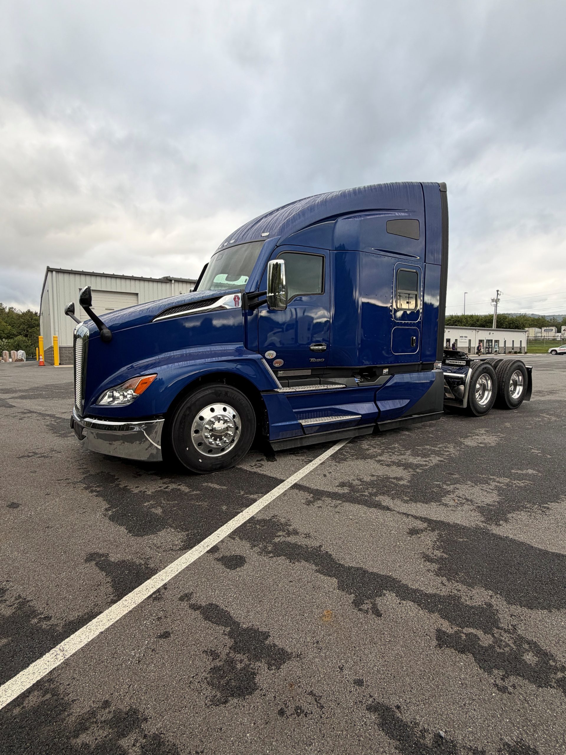 2027 KENWORTH T680 2027 KENWORTH T680 - image 4 of 6