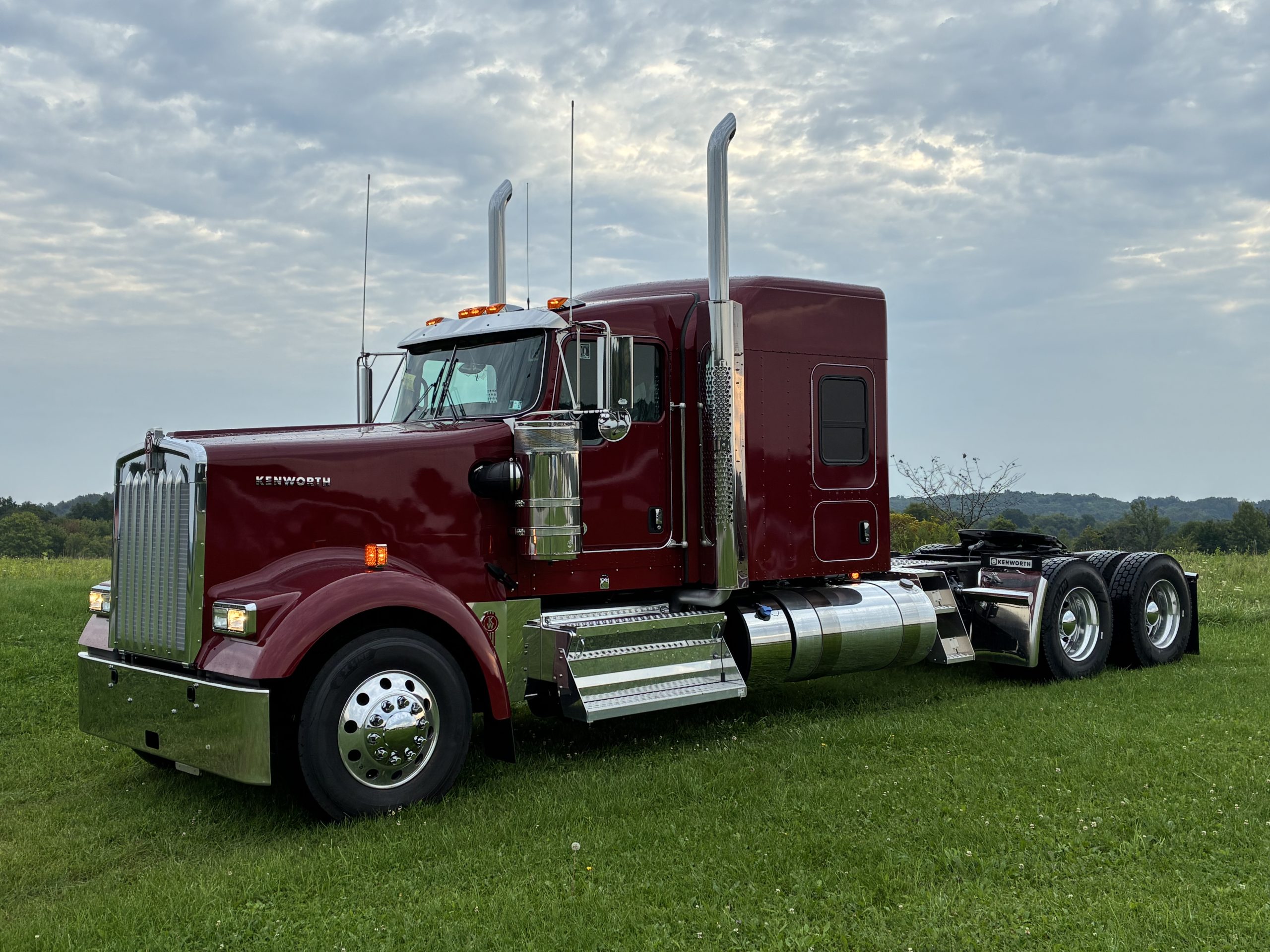 2027 KENWORTH W900 - image 1 of 6