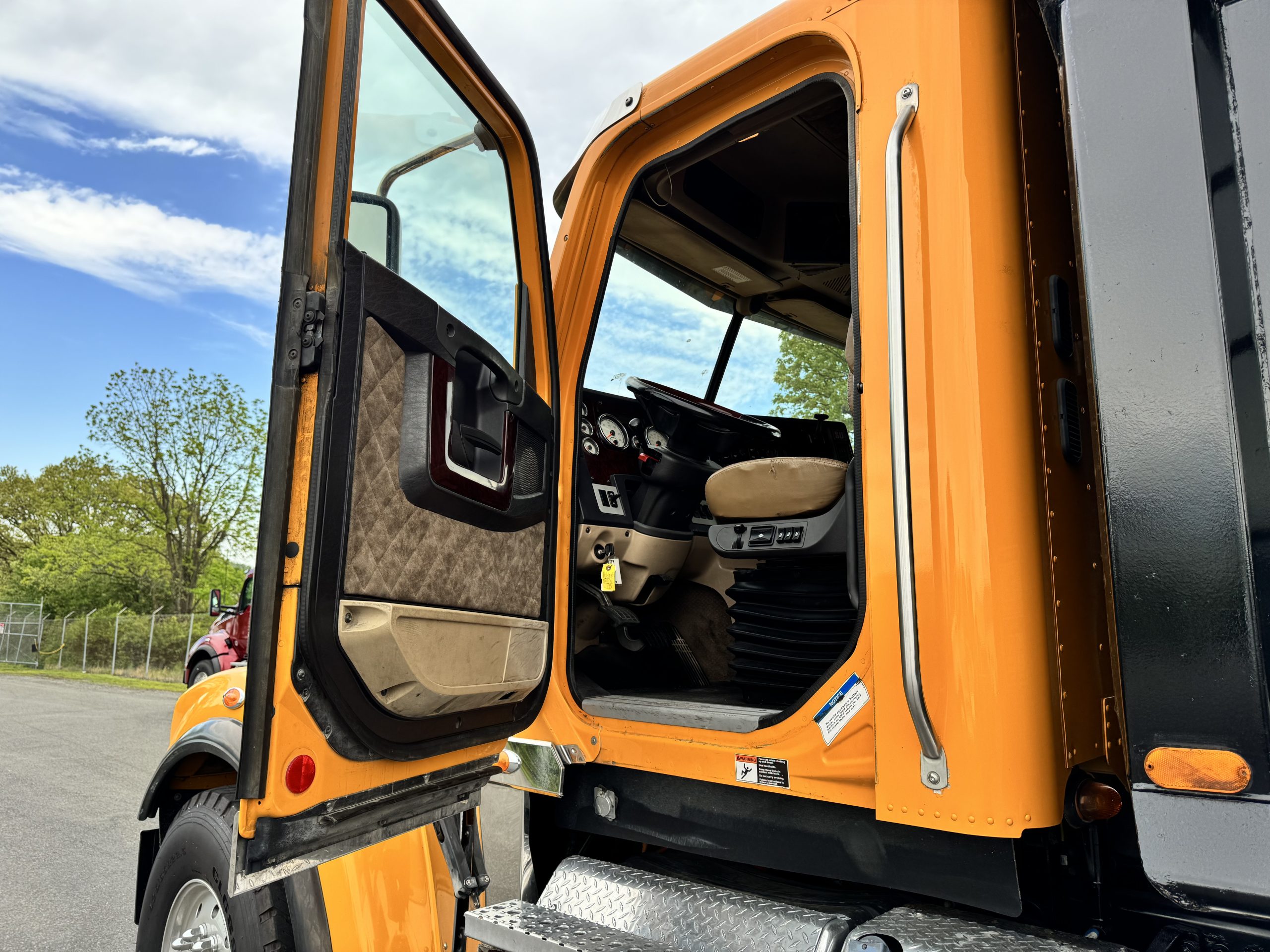 2020 FREIGHTLINER 122SD SFA 2020 FREIGHTLINER 122SD SFA - image 2 of 6