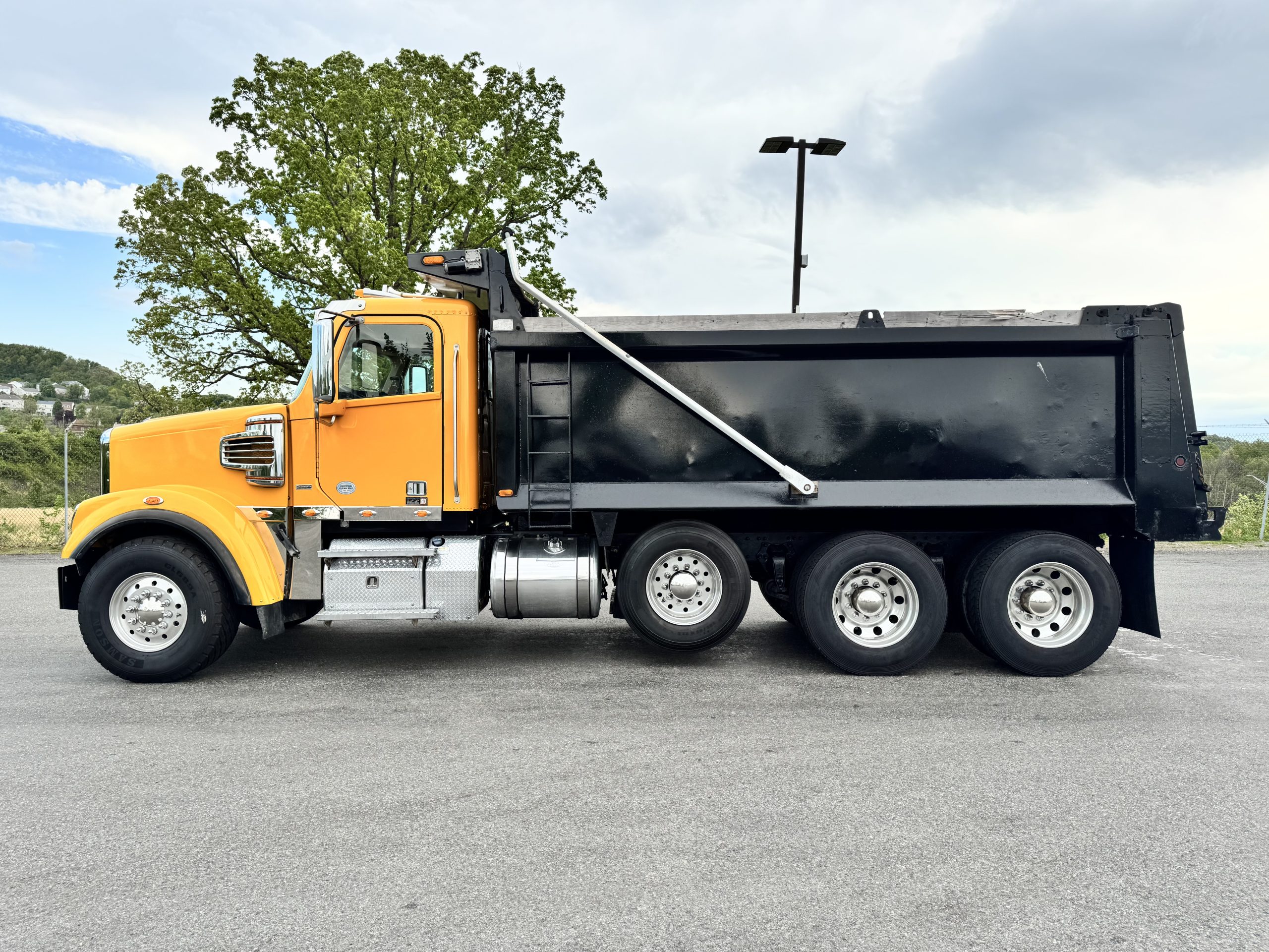 2020 FREIGHTLINER 122SD SFA 2020 FREIGHTLINER 122SD SFA - image 4 of 6